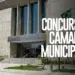 Imagem ilustrativa do concurso público da Câmara Municipal de Botucatu SP, com a fachada de um edifício moderno e a bandeira brasileira.