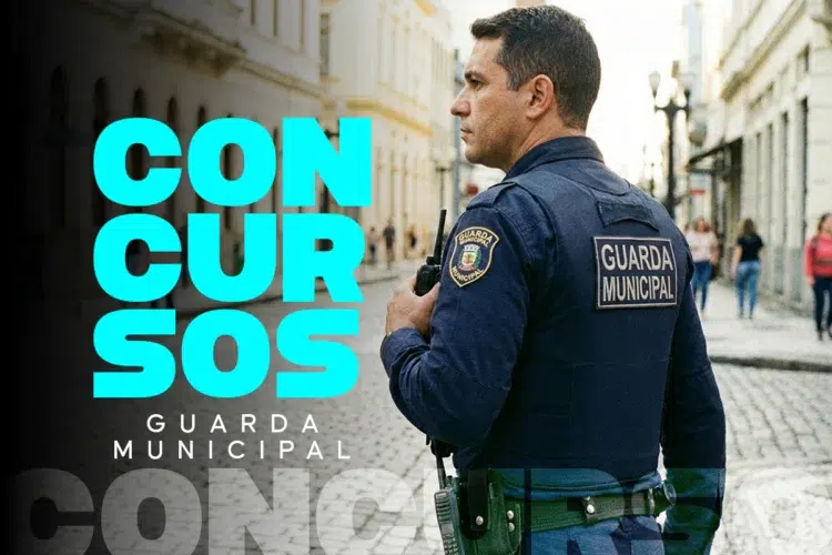 Guarda municipal de perfil segurando rádio comunicador em rua urbana com o texto Concursos Guarda Municipal em destaque na lateral esquerda