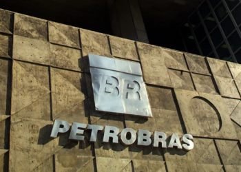 Fachada do edifício da Petrobras com logotipo BR representando concurso público 2026