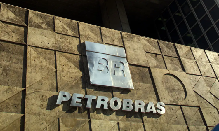 Concurso Petrobras: relembre a última prova de nível médio e prepare-se para a próxima 1 Fachada do edifício da Petrobras com logotipo BR representando concurso público 2026