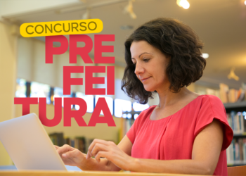 Mulher usando um laptop para se inscrever em concurso público da prefeitura.
