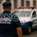Servidor da Guarda Municipal de costas observa viatura em rua de Manaus