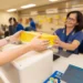 Funcionária dos Correios entregando um pacote a um cliente, com destaque para o serviço postal.