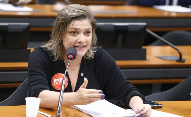 Câmara dá passo importante: isenção de taxa em concursos para quem usou Fies ou Prouni 2 Deputada Professora Luciene Cavalcante durante reunião da Comissão de Administração e Serviço Público sobre isenção de taxa em concursos federais.