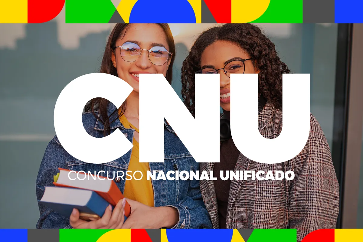 CNU 1 terá validade maior para nível superior: entenda a prorrogação 2 Duas jovens sorrindo seguram livros e materiais escolares ao lado de letreiro do CNU