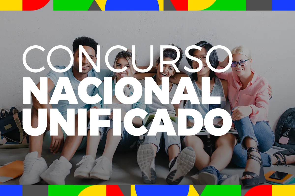 Concurso Nacional Unificado convoca 1.860 aprovados para preencher vagas remanescentes 2 Grupo de estudantes sentados sorrindo com mochilas e papéis ao lado, preparados para o concurso