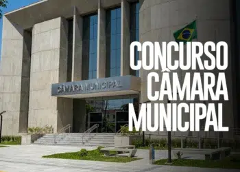 Prédio moderno da Câmara Municipal com bandeira do Brasil e letreiro prateado