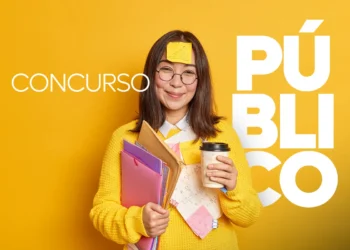 Jovem candidata estudando para concurso público com anotações e materiais de estudo sobre fundo amarelo.