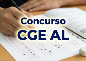 Candidato preenchendo cartão-resposta de prova ao lado de caderno de questões