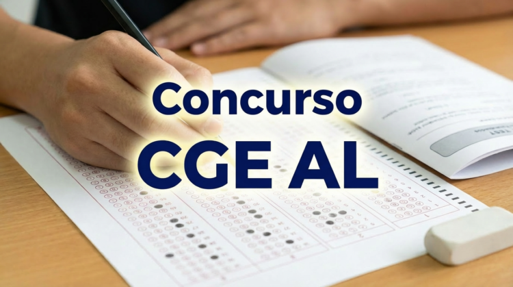 Candidato preenchendo cartão-resposta de prova ao lado de caderno de questões