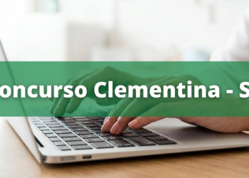 Pessoa digitando em teclado de notebook com faixa verde escrita "Concurso Clementina - SP"