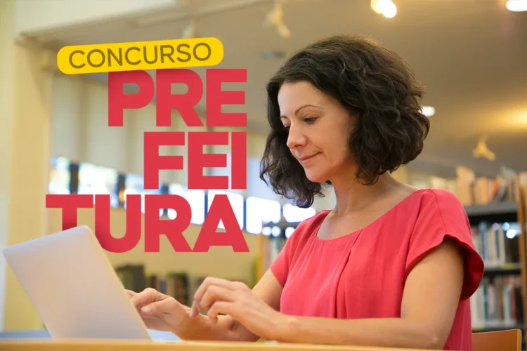 Prefeitura em São Paulo abre concurso público com 127 vagas e salários de até R$ 10,6 mil 1 Mulher digitando em notebook dentro de biblioteca com o texto Concurso Prefeitura em vermelho ao fundo representando o edital da Prefeitura de Salto SP