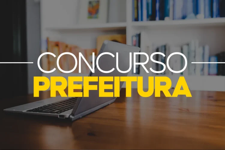 Notebook aberto sobre uma mesa de madeira em uma biblioteca, com o texto sobreposto "CONCURSO PREFEITURA" em destaque nas cores branco e amarelo.
