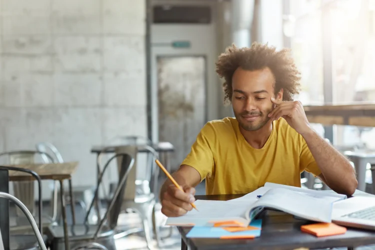 Preparação para o concurso do INSS: por onde começar a estudar 1 Estudante revisando anotações e organizando materiais de estudo para iniciar a preparação para o concurso do INSS.