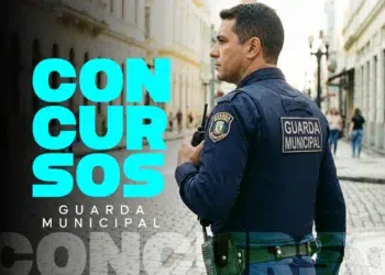 Guarda municipal fardado com rádio comunicador em patrulhamento em área urbana de cidade paulista