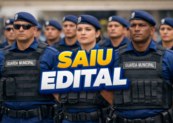 Grupo de guardas municipais de Maceió fardados em posição de respeito com faixa destacando saiu edital