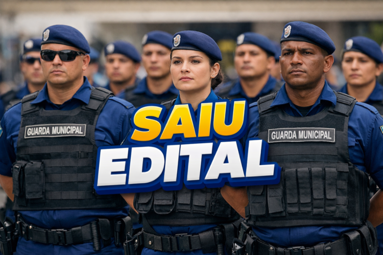 Grupo de guardas municipais de Maceió fardados em posição de respeito com faixa destacando saiu edital