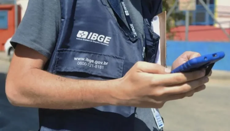 Concurso IBGE: 39 mil vagas e cronograma previsto animam candidatos; confira 1 Agente do IBGE utilizando celular durante coleta de dados em campo, ilustrando expectativa para o novo concurso do instituto com 39 mil vagas previstas.