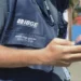 Agente do IBGE utilizando celular durante coleta de dados em campo, ilustrando expectativa para o novo concurso do instituto com 39 mil vagas previstas.
