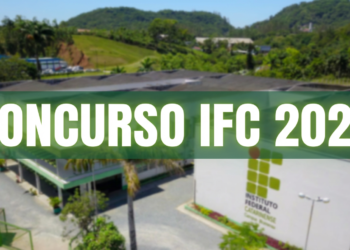Prédio do Instituto Federal Catarinense com faixa “Concurso IFC 2026” em destaque