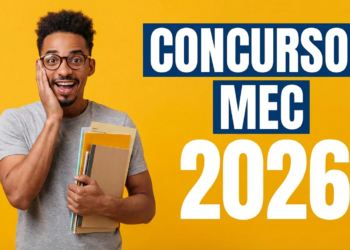 Jovem sorrindo, usando óculos, segurando cadernos diante de fundo amarelo ao lado do texto Concurso MEC 2026