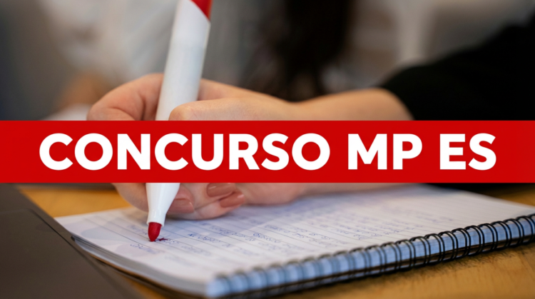 Concurso MP ES: isenção da taxa de inscrição liberada; veja quem pode pedir 1 Mão feminina escrevendo com caneta vermelha em um caderno espiral ao lado de notebook