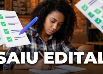 Mulher escrevendo em caderno com folhas de prova e caneta ilustrada ao redor