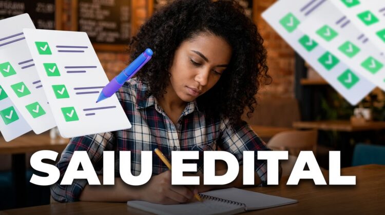 SAIU EDITAL! Concurso com vagas para Nutricionista, Psicólogo, Farmacêutico e outros cargos está com inscrições abertas - Salários de até R$ 9,4 mil 1 Mulher escrevendo em caderno com folhas de prova e caneta ilustrada ao redor