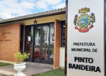 Entrada principal de prédio com letreiro e placa da Prefeitura Municipal de Pinto Bandeira