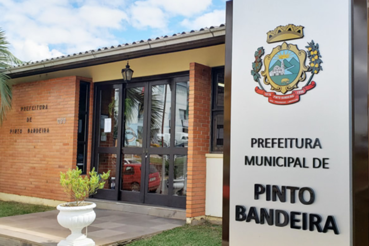 Prefeitura de Pinto Bandeira-RS abre concurso com 74 vagas e salários de até R$ 10.990,92 1 Entrada principal de prédio com letreiro e placa da Prefeitura Municipal de Pinto Bandeira