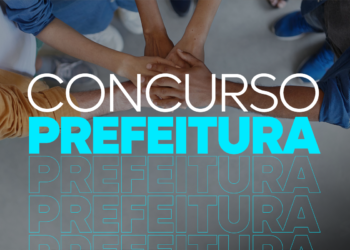 Grupo de pessoas une as mãos ao centro visto de cima, mostrando espírito de equipe