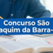 Pessoa estudando com notebook, livros abertos e anotações à mesa