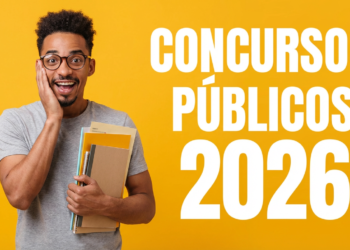 Rapaz sorridente com óculos segura cadernos e pastas, fundo amarelo com texto “Concursos Públicos 2026”