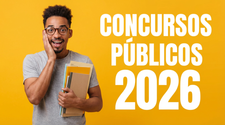 Rapaz sorridente com óculos segura cadernos e pastas, fundo amarelo com texto “Concursos Públicos 2026”