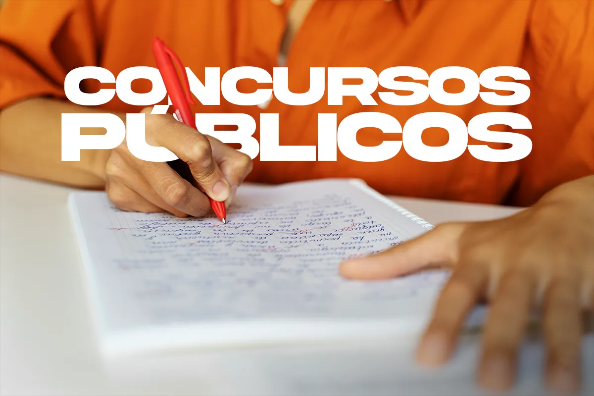 2 concursos públicos estão com inscrições abertas - Salários de até R$ 3,3 mil, mais auxílio de R$ 1.025,00 2 Candidato fazendo anotações enquanto se prepara para concursos públicos com período de inscrição em andamento.