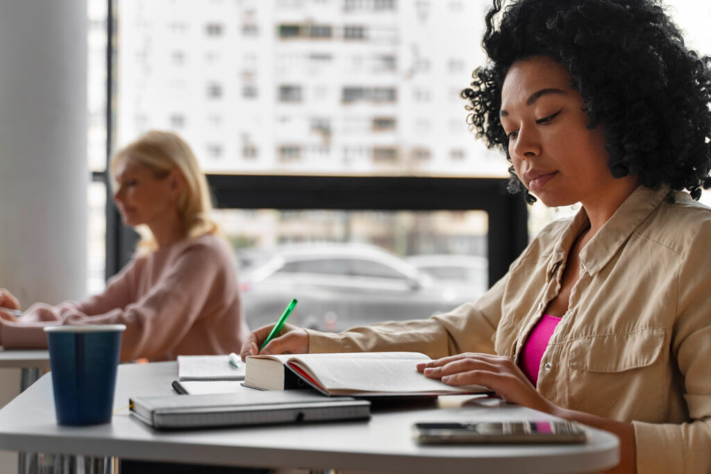 Como estudar Matemática para concursos públicos: 5 dicas que funcionam 2 Jovem estudante de cabelo loiro resolvendo equações matemáticas escritas à mão em caderno quadriculado com canetas e lápis sobre mesa