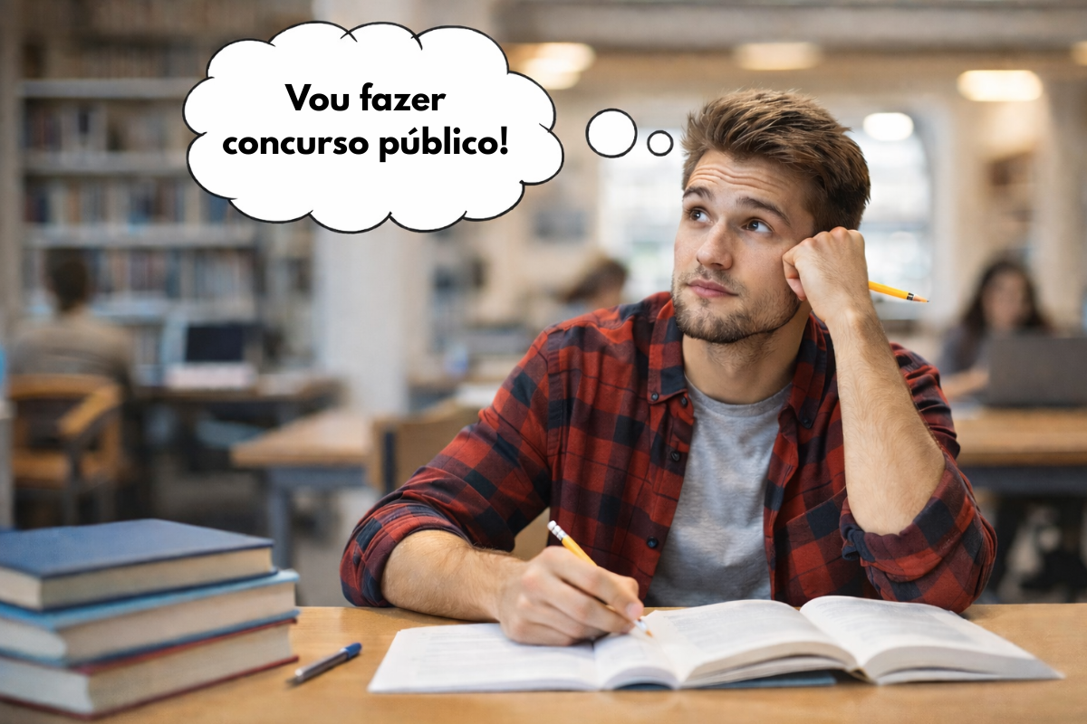Concurso ou faculdade: qual caminho garante mais estabilidade? 2 Rapaz pensativo com lápis na mão estuda em uma biblioteca diante de livros abertos
