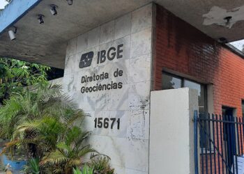 Fachada do prédio da Diretoria de Geociências do IBGE com logotipo e número 15671 visíveis na entrada do edifício