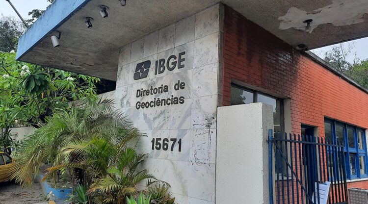 Concurso IBGE: gabarito disponível nesta terça, 03 de março; veja passo a passo para conferir 1 Fachada do prédio da Diretoria de Geociências do IBGE com logotipo e número 15671 visíveis na entrada do edifício