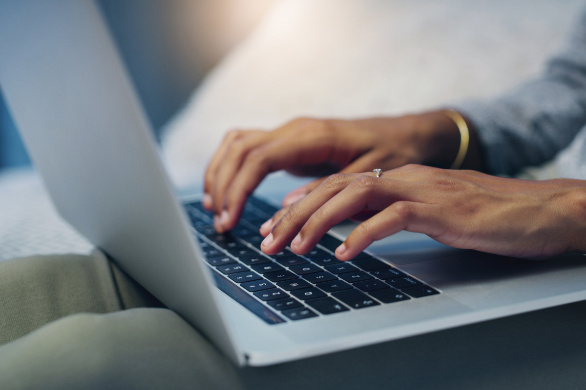 Enfermeiro e Técnico de Enfermagem: Prefeitura de Irupi-ES lança seleção com salários de até R$ 3.500, além de benefícios 2 Mãos femininas digitando em teclado de notebook prateado com foco nos dedos