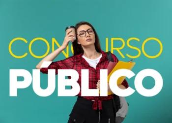 Mulher segurando café e pastas enquanto se prepara para concurso público