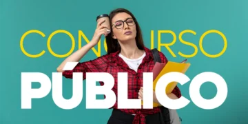 Mulher segurando café e pastas enquanto se prepara para concurso público