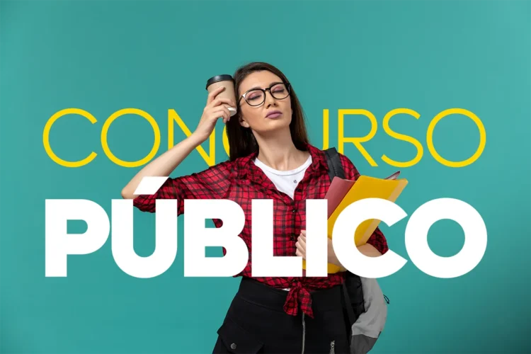 Mulher segurando café e pastas enquanto se prepara para concurso público