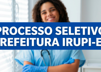 Mulher com jaleco azul e luvas cruza os braços sorrindo diante de janela com luz natural