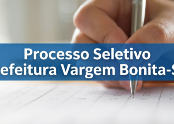 Mão preenchendo cartão-resposta com caneta durante processo seletivo