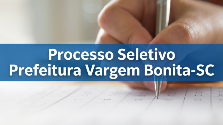 Mão preenchendo cartão-resposta com caneta durante processo seletivo