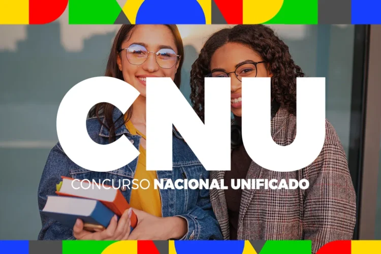 Resultado final do CPNU 2 sai nesta segunda (16); veja onde conferir 1 Duas jovens sorriem segurando livros diante de parede de vidro com letras CNU em destaque