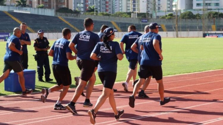 Como será o TAF no concurso da GCM Maceió 2026? Descubra agora 2 Grupo de pessoas correndo em pista de atletismo durante avaliação física