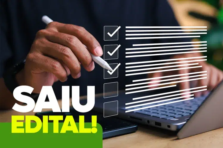 Prefeitura de Piratininga SP lança concurso com 67 vagas e salários de até R$ 4.310 1 Mão segurando caneta stylus branca diante de notebook com checklist digital e texto “Saiu Edital!” em destaque.