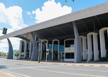 Fachada do Palácio Antonio Martins em Boa Vista, com pilares arqueados em concreto, cobertura metálica e brasão da ALE-RR.